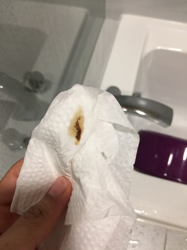 新家浴缸接縫處長黃色噁心液體像結晶
