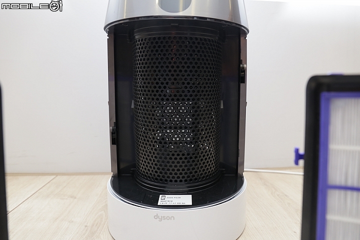 新一代的 Dyson 智慧空氣清淨機除了濾網上做了強化外,在機身內的進氣孔也變更多更滿,讓淨化效果能夠更好。 新一代的 Dyson 智慧空氣清淨機除了濾網上做了強化外,在機身內的進氣孔也變更多更滿,讓淨化效果能夠更好。