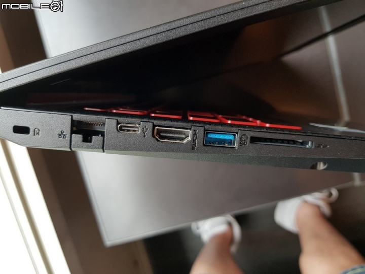 Acer Nitro 5偽碳纖維類電競筆電