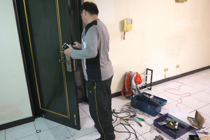 新家裝潢換了電子鎖~維夫拉克電子鎖開箱文分享