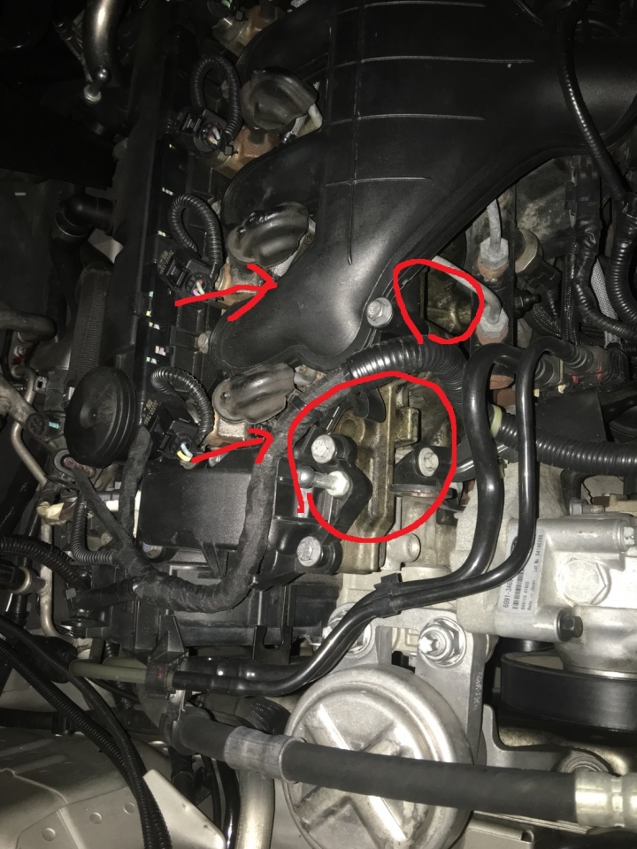 mondeo tdci 140p 引擎上方處有漏油 請問甚麼症頭，如照片中箭頭處跟框框處，1~3 缸 汽缸 這個箭頭凹朝左右附近都是油