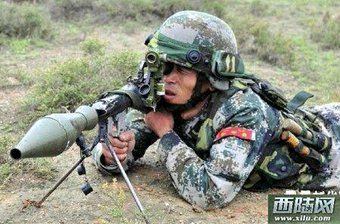 慚愧啊！解放軍各類演習，士兵身攜手榴彈