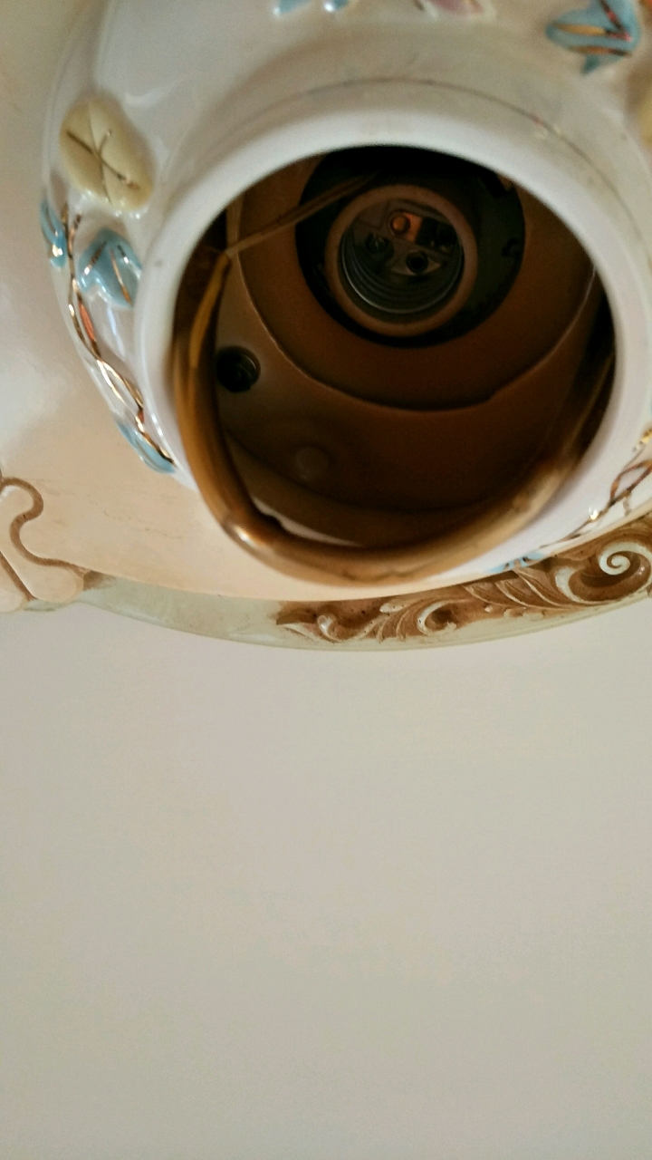 請問此種吸頂燈如何拆卸