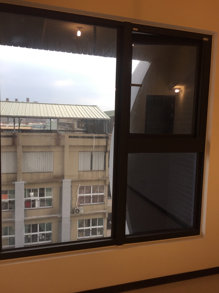對外窗被建商擋一半 求解