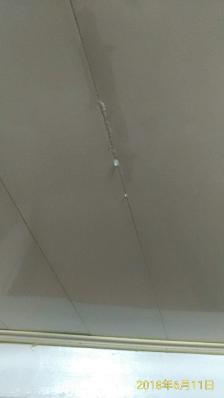 剛完工的鐵皮屋下雨就開始漏水了