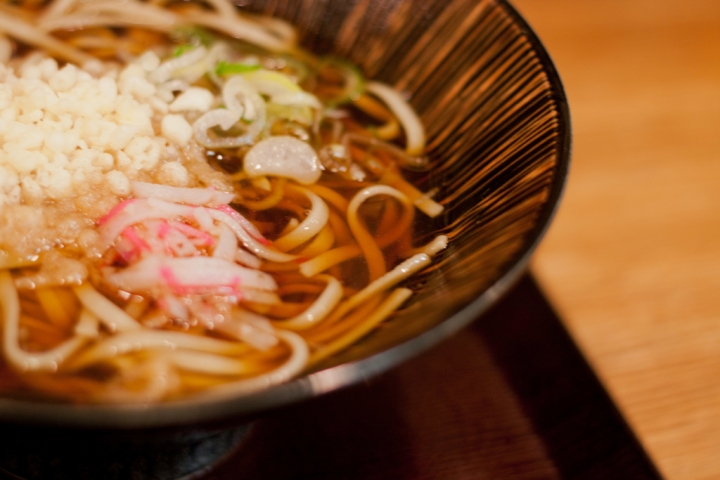 【美食。食記】東京 港區 十割蕎麥的便宜入門好店 蕎麦 冷麦 嵯峨谷 蕎麥麵 推薦 濱松町