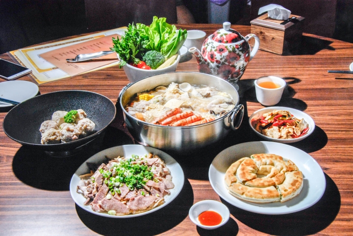 台中天津路美食 | 黃金張老甕東北酸菜鍋  承襲古法以陶甕醃製酸白菜  天然發酵的酸  柔和極致