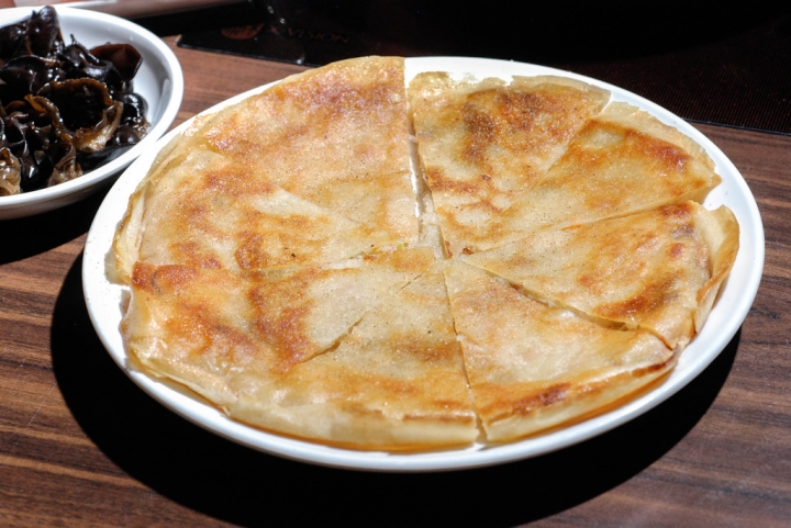 台中天津路美食 | 黃金張老甕東北酸菜鍋  承襲古法以陶甕醃製酸白菜  天然發酵的酸  柔和極致