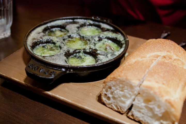 【美食。食記】京都 百年風華 依舊絕代 東洋亭 推薦 洋食 漢堡排 百年布丁 番茄沙拉 グリルキャピタル東洋亭 ポルタ店