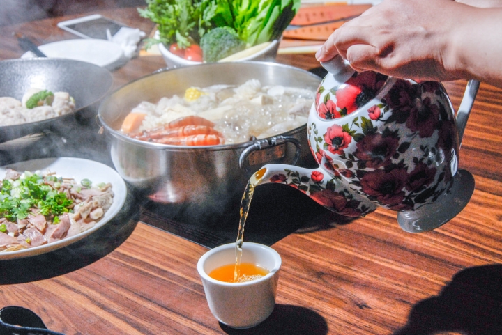 台中天津路美食 | 黃金張老甕東北酸菜鍋  承襲古法以陶甕醃製酸白菜  天然發酵的酸  柔和極致