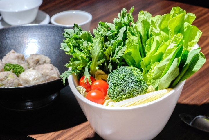 台中天津路美食 | 黃金張老甕東北酸菜鍋  承襲古法以陶甕醃製酸白菜  天然發酵的酸  柔和極致