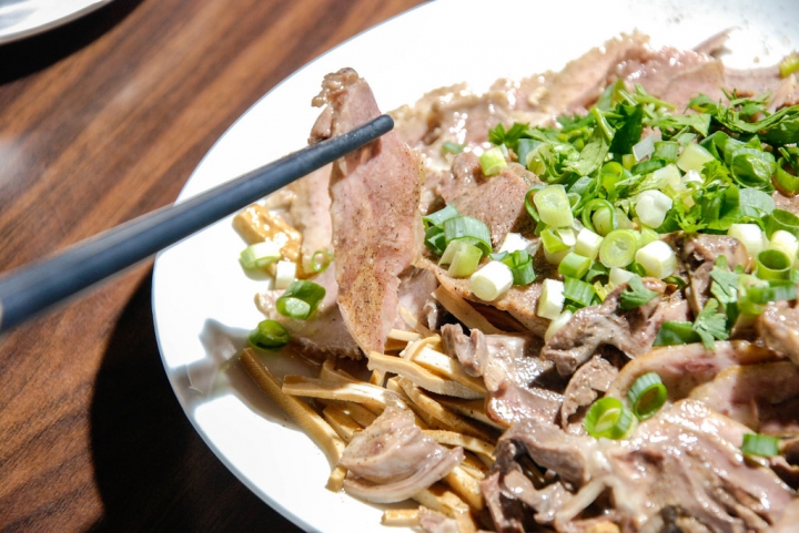 台中天津路美食 | 黃金張老甕東北酸菜鍋  承襲古法以陶甕醃製酸白菜  天然發酵的酸  柔和極致