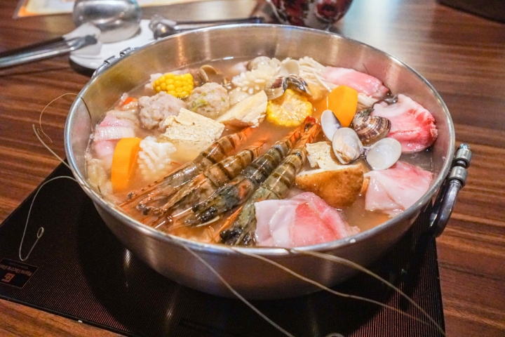 台中天津路美食 | 黃金張老甕東北酸菜鍋  承襲古法以陶甕醃製酸白菜  天然發酵的酸  柔和極致