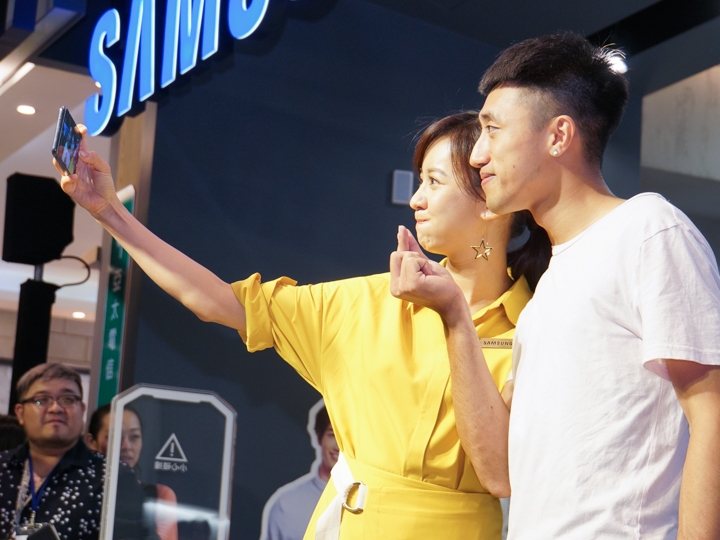 SAMSUNG 代言人陳意涵擔任一日店長的活動 SAMSUNG 代言人陳意涵擔任一日店長的活動