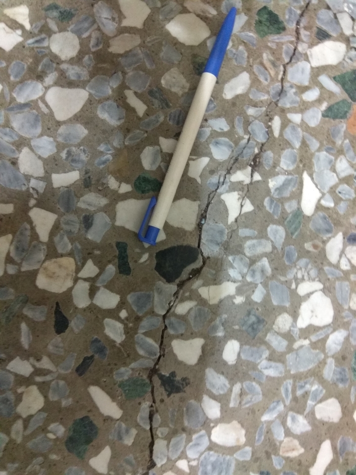 地板有這種裂痕 會有何影嚮？