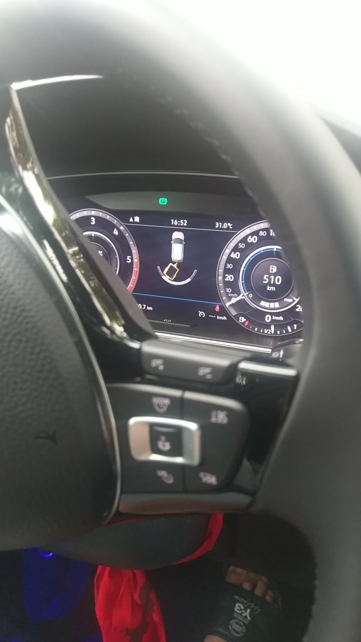 看著vw tiguan 拖車倒車輔助系統 (Trailer Assist)   倒著開很可以