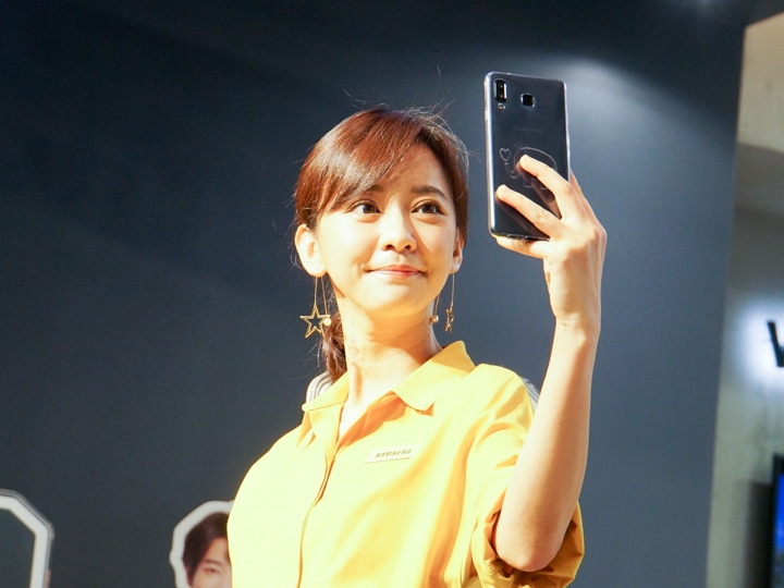 SAMSUNG 代言人陳意涵擔任一日店長的活動 SAMSUNG 代言人陳意涵擔任一日店長的活動