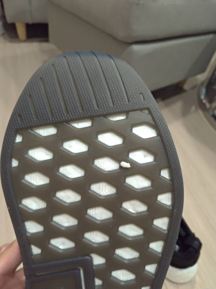 跪求幫鑑定adidas NMD R2 真假