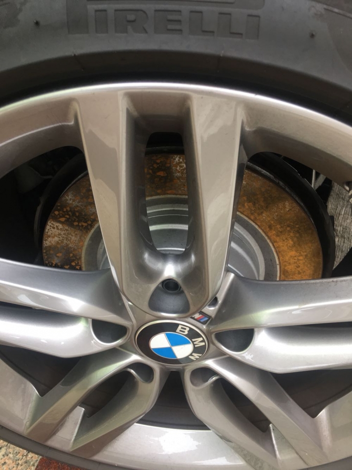 請問這樣的煞車碟盤正常嗎?已解決