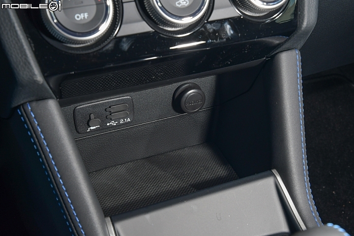 Subaru Levorg 2.0 GT-S Eyesigt-中控台螢幕和空調控制系統下方的收納空間,還有兩個USB插孔、Aux in插座和12V車用插座 Subaru Levorg 2.0 GT-S Eyesigt-中控台螢幕和空調控制系統下方的收納空間,還有兩個USB插孔、Aux in插座和12V車用插座