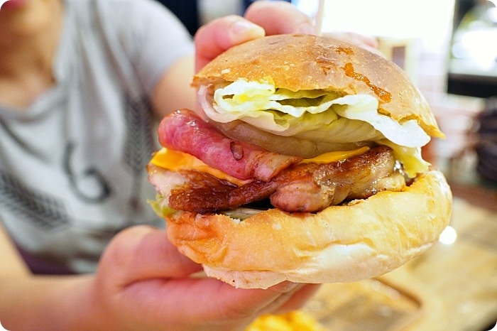 【羅東美食】J.J Burgers 美式餐廳，各式大小漢堡，好吃喔！