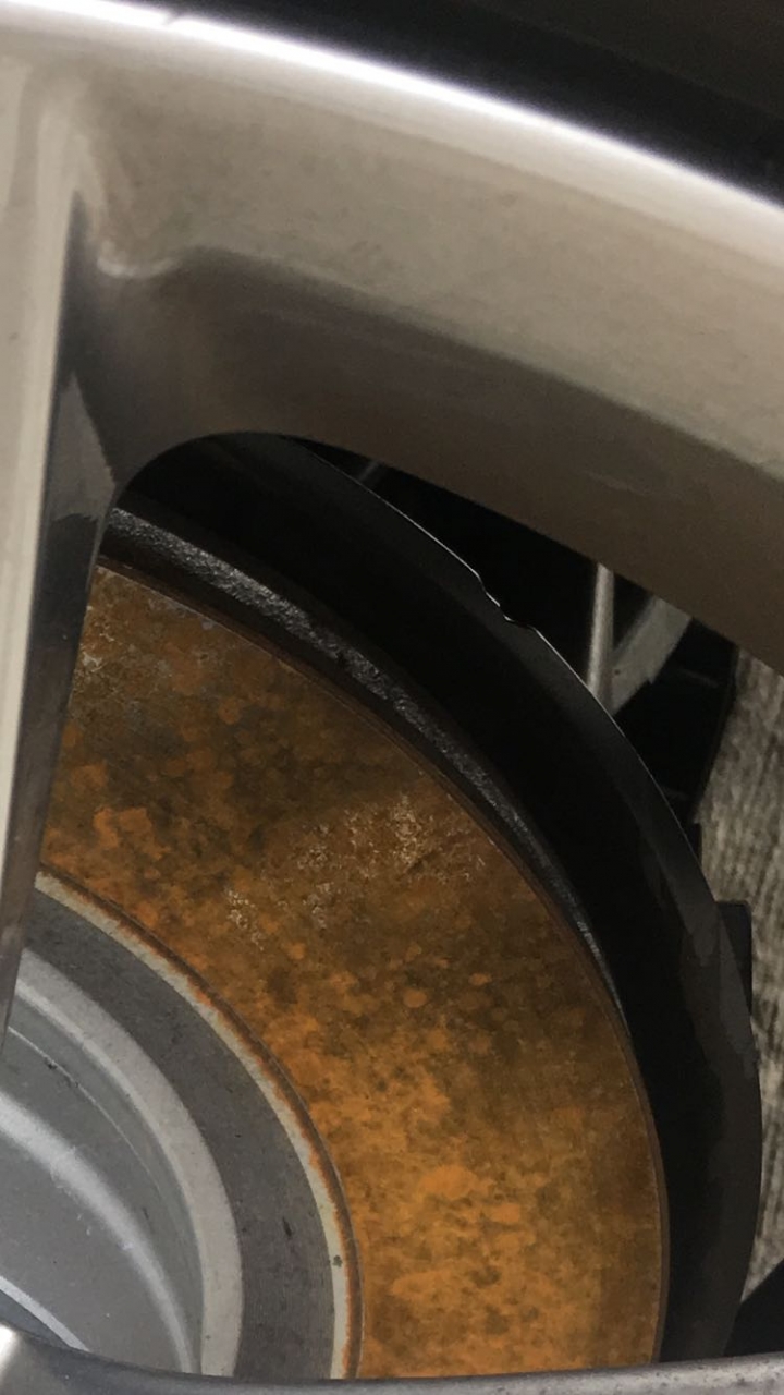 請問這樣的煞車碟盤正常嗎?已解決