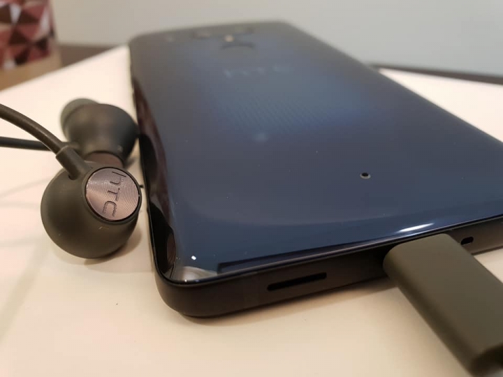 ＜開箱文＞ 千呼萬喚!! HTC U12+精品透視藍!!  入手支持