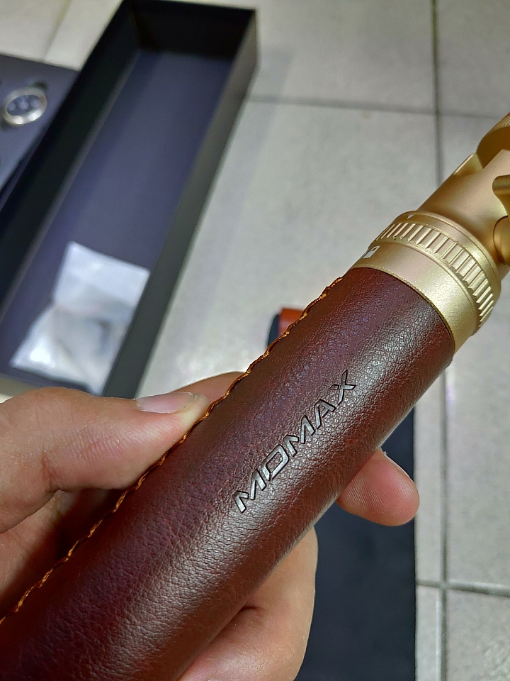 [開箱]MOMAX 藍牙皮革自拍桿 (氣憤開箱)