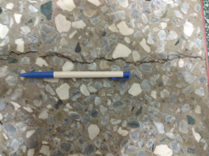 地板有這種裂痕 會有何影嚮？
