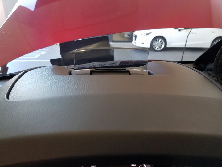 2代CX 5 HUD透明面板突然壞了....等待修中!