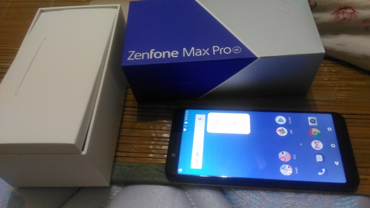 今天剛到貨的ASUS ZenFone Max Pro 有一個暗點......