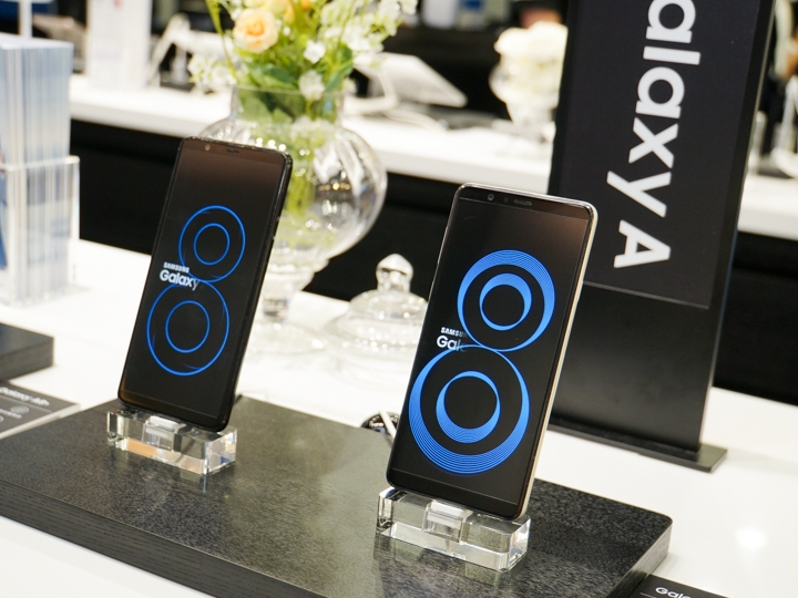 SAMSUNG Galaxy A8 Star(左)及Galaxy J6 (右) SAMSUNG Galaxy A8 Star(左)及Galaxy J6 (右)