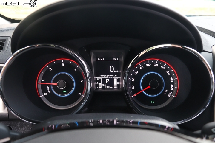 Ssangyong Tivoli-擁有六種色彩的背光儀錶外加筒狀雙環設計,在大太陽下也能有極佳辨識性,中央另搭配3.5吋小螢幕顯示各項行車資訊。 Ssangyong Tivoli-擁有六種色彩的背光儀錶外加筒狀雙環設計,在大太陽下也能有極佳辨識性,中央另搭配3.5吋小螢幕顯示各項行車資訊。