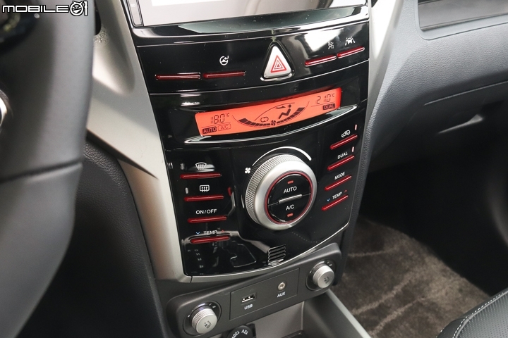 Ssangyong Tivoli-中控台下半部的空調控制介面加入黑色鋼琴烤漆飾板提升質感 Ssangyong Tivoli-中控台下半部的空調控制介面加入黑色鋼琴烤漆飾板提升質感