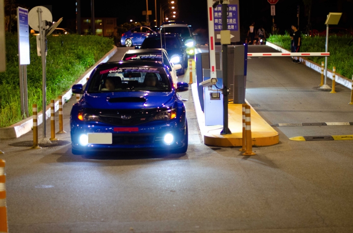 週末夜的車聚：晚上不睡覺？這群人為何要群聚在高鐵站？
