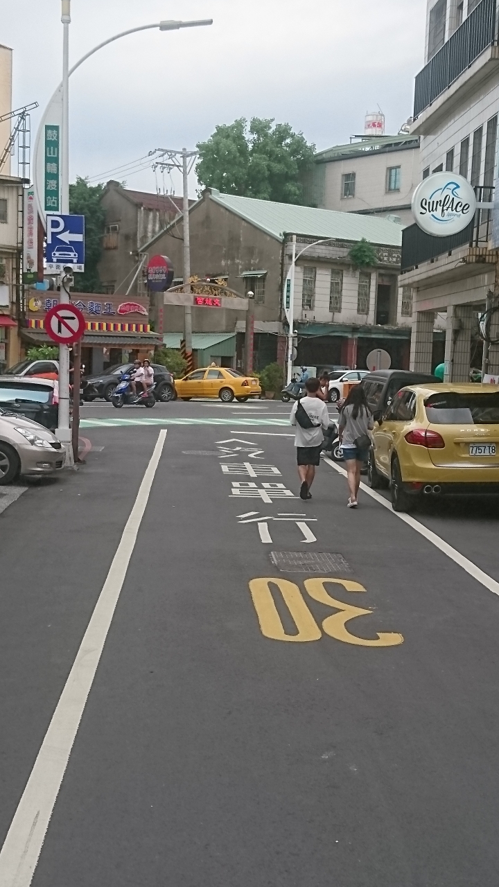 道路限速跟文字不同方向。。。