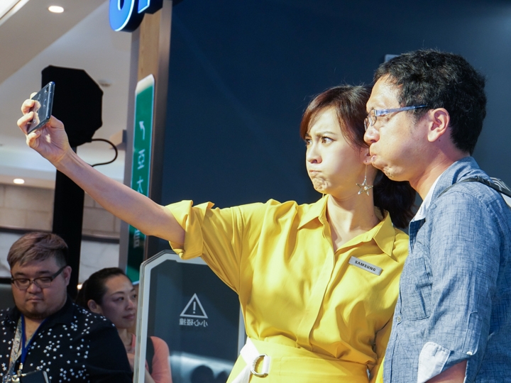SAMSUNG 代言人陳意涵擔任一日店長的活動 SAMSUNG 代言人陳意涵擔任一日店長的活動