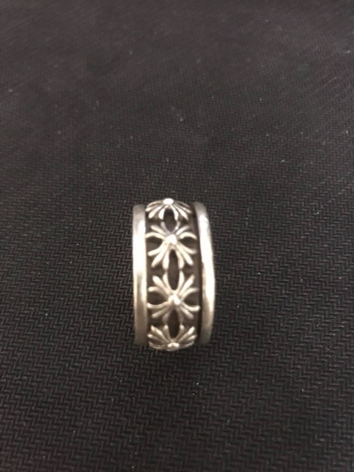 有人能幫忙看嗎....朋友明天要面交 chrome hearts 克羅心 旋轉戒指 十字花