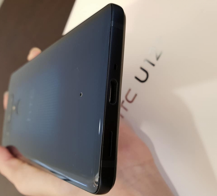 ＜開箱文＞ 千呼萬喚!! HTC U12+精品透視藍!!  入手支持
