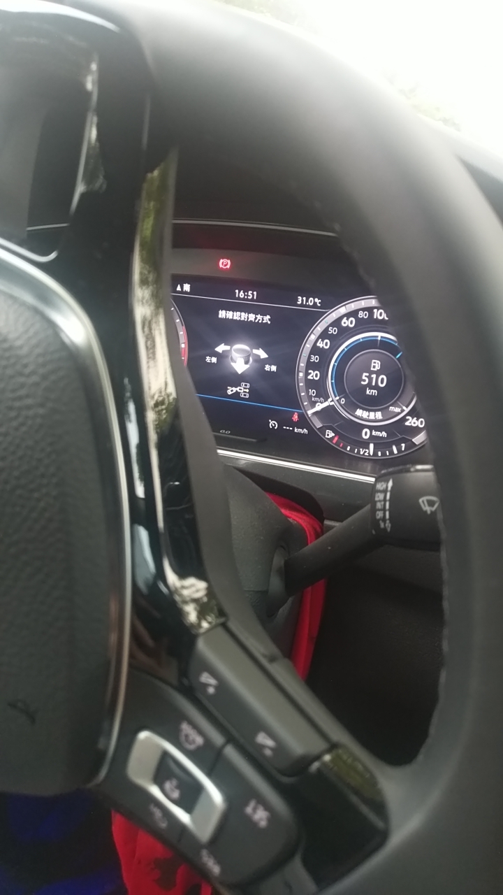 看著vw tiguan 拖車倒車輔助系統 (Trailer Assist)   倒著開很可以