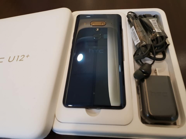 ＜開箱文＞ 千呼萬喚!! HTC U12+精品透視藍!!  入手支持