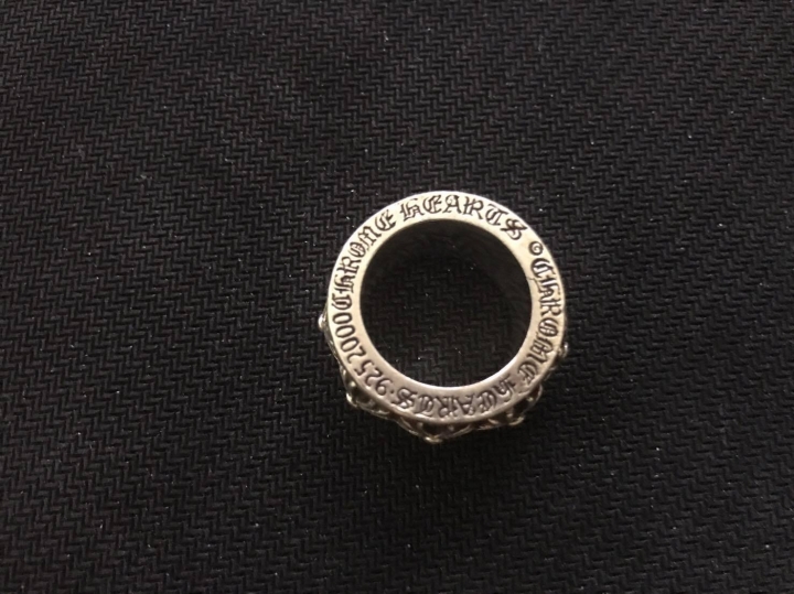有人能幫忙看嗎....朋友明天要面交 chrome hearts 克羅心 旋轉戒指 十字花