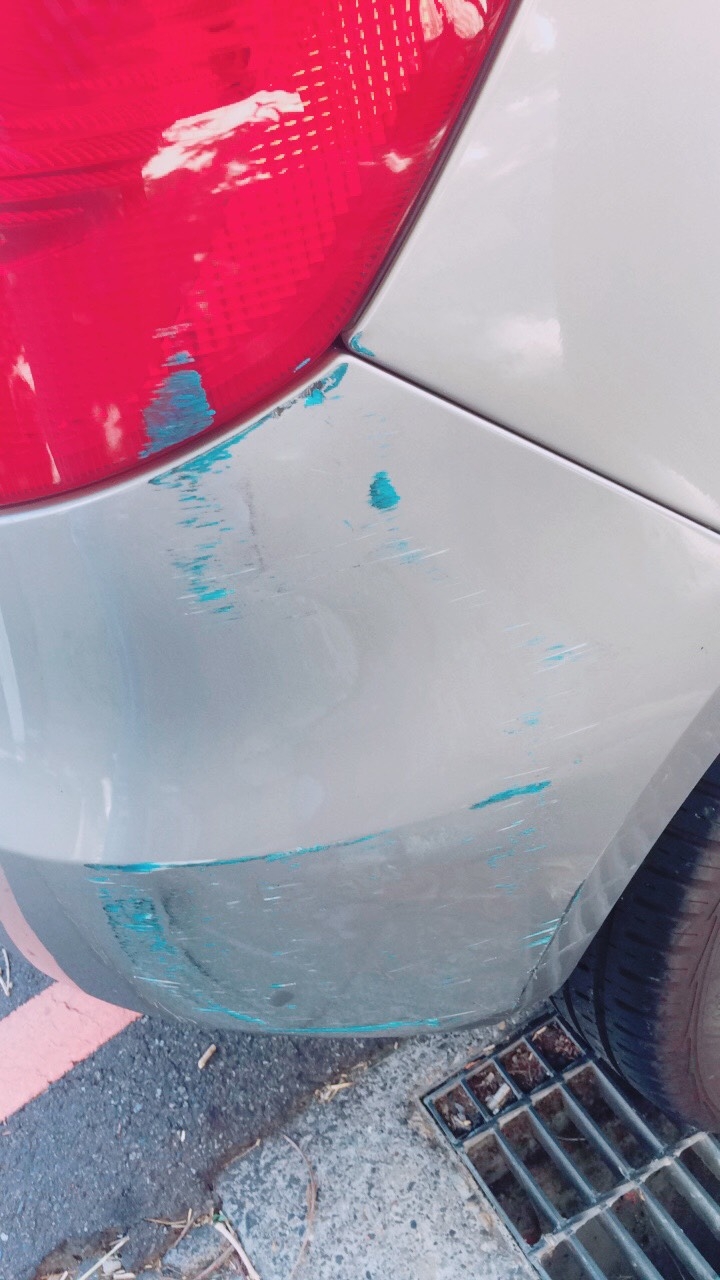 今天在停車場擦撞到柱子