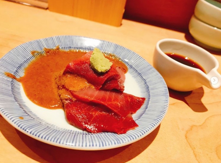 鮭魚卵、海膽堆疊成山！東京TOP 1海鮮丼「つじ半TSUJIHAN」登陸台北信義，排隊傳奇名店一定要吃