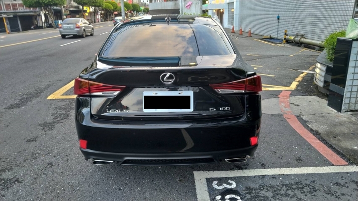 [分享] 26歲，人生第一台車 LEXUS IS 300 F-SPORT