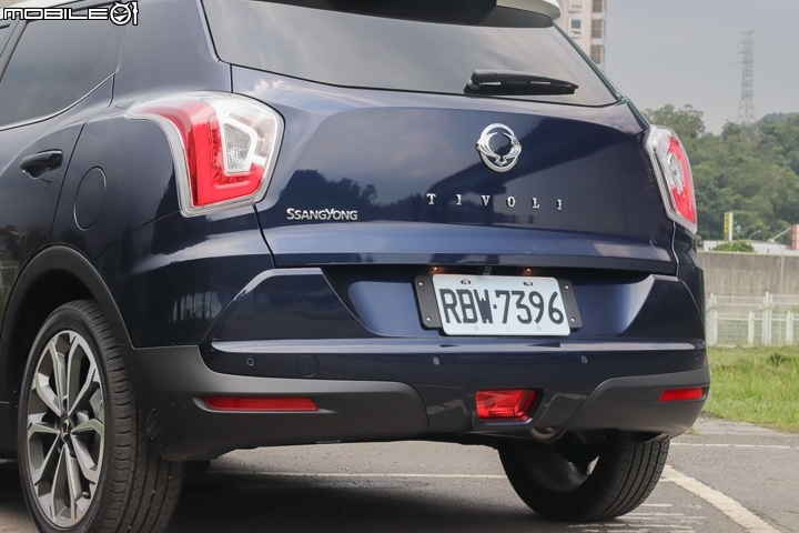 Ssangyong Tivoli-車尾部分也呼應車頭運用複雜的線條鋪陳營造多層次的立體感 Ssangyong Tivoli-車尾部分也呼應車頭運用複雜的線條鋪陳營造多層次的立體感