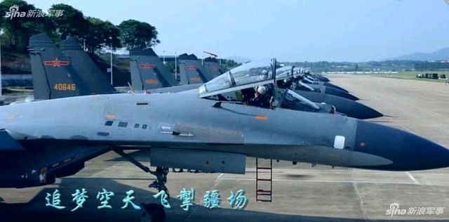 中国空军歼11挂弹巡航喜马拉雅山