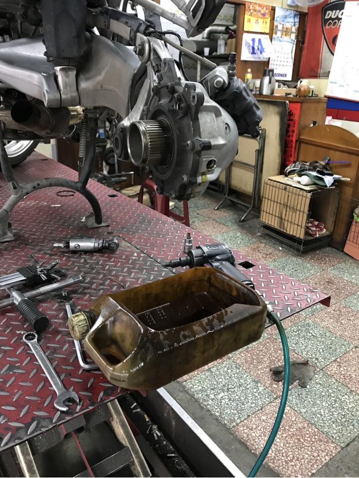 BMW 2004 R1200GS變速箱油封更換+傳動軸碟盤模塊龜裂更換全記錄