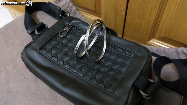 BOTTEGA VENETA  黑色編織腰包
