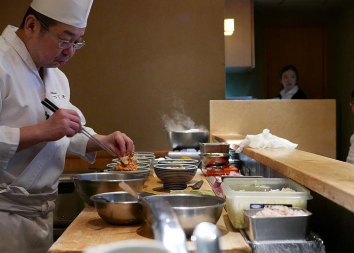 鮭魚卵、海膽堆疊成山！東京TOP 1海鮮丼「つじ半TSUJIHAN」登陸台北信義，排隊傳奇名店一定要吃